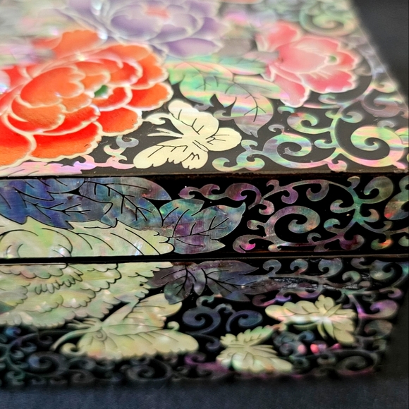 Black with Butterflies & Peony Floral Mother Of Pearl Small Keepsake,Jewelry Box - Picture 3 of 9